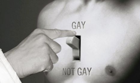 A sociedade contribui para que muitos gays tenham sua sexualidade vivenciada ocultamente.