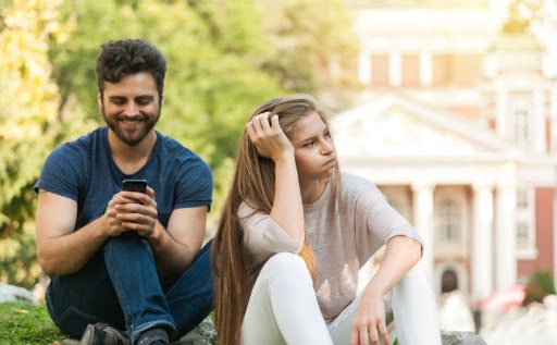 crise no relacionamento o celular inimigo dos relacionamentos Elídio Almeida psicólogo em Salvador especialista em terapia de casal