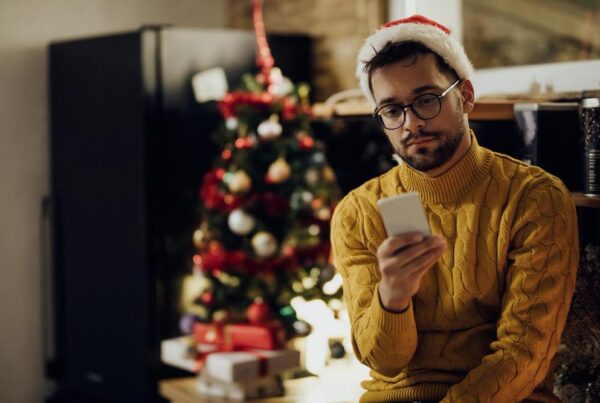 Depressão de fim de ano, a dezembrite, pode indicar que as pessoas acometidas por este mal vivenciem quadros de ansiedade e depressão ao longo do ano e o ápice ocorra em Dezembro, nas celebrações de Natal e Revéillon.